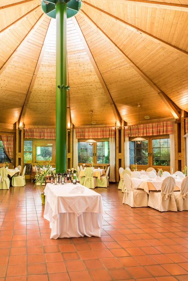 Breakfast, dinner served; international cuisine, garden views 