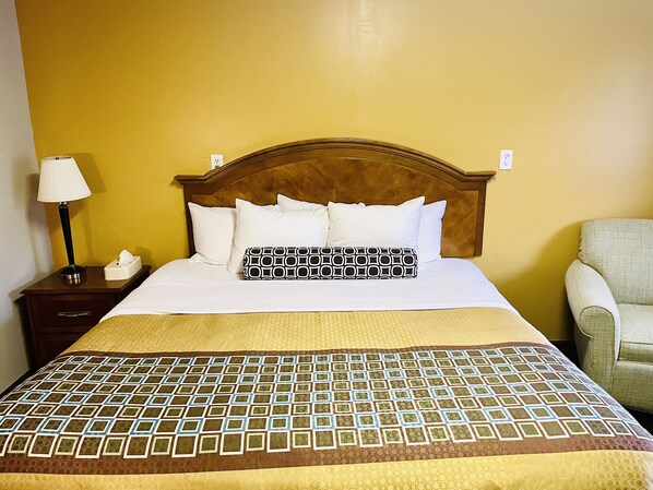 Standard Room, 1 King Bed | Desk, soundproofing, free WiFi, bed sheets