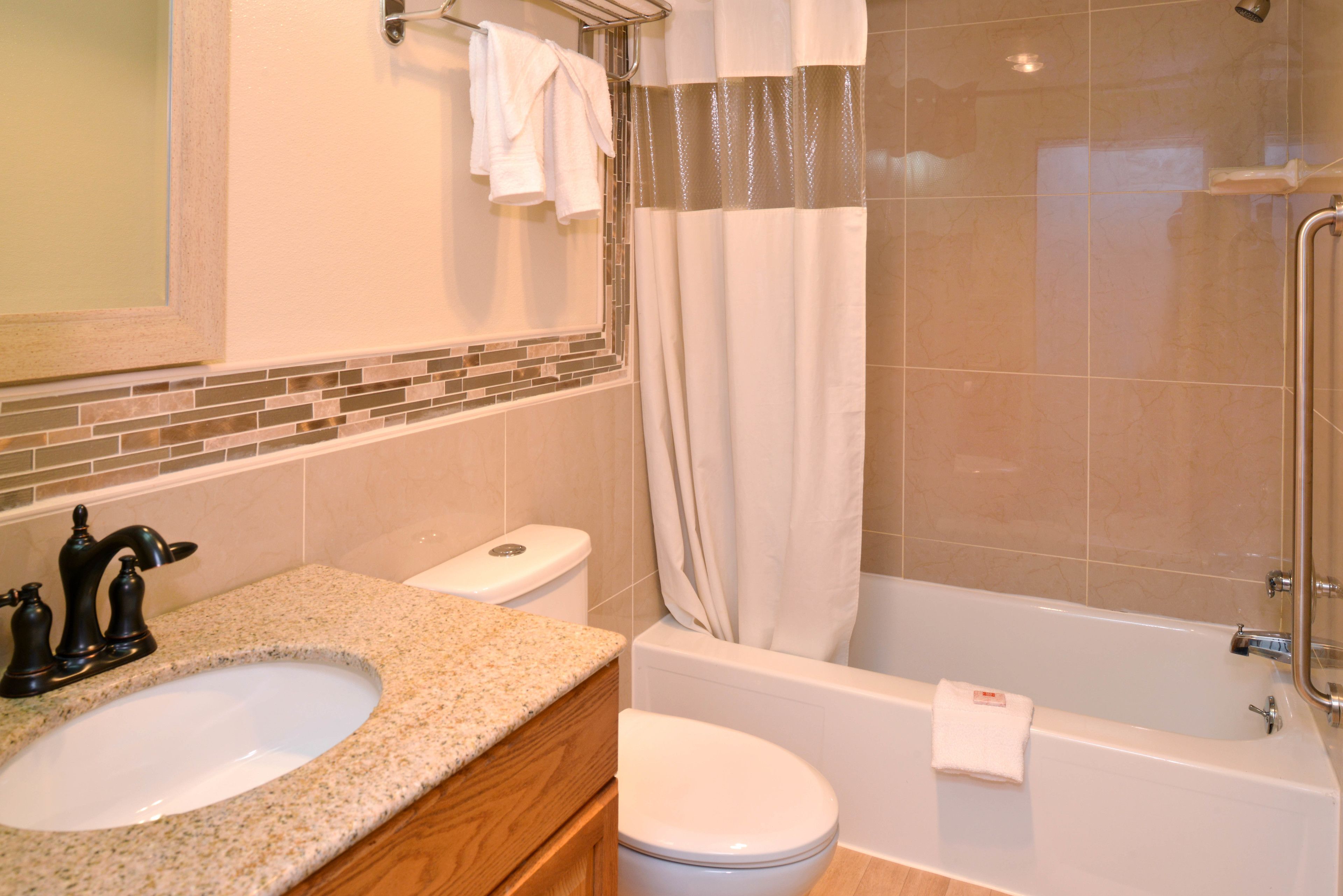 Habitación estándar, 2 camas Queen size | Baño | Tina con regadera, amenidades de baño gratuitas, secadora de cabello 