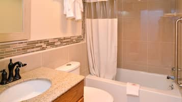 Habitación estándar, 2 camas Queen size | Baño | Tina con regadera, amenidades de baño gratuitas, secadora de cabello