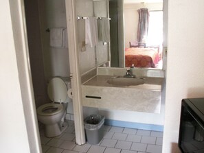 Combined shower/bathtub, hair dryer, towels