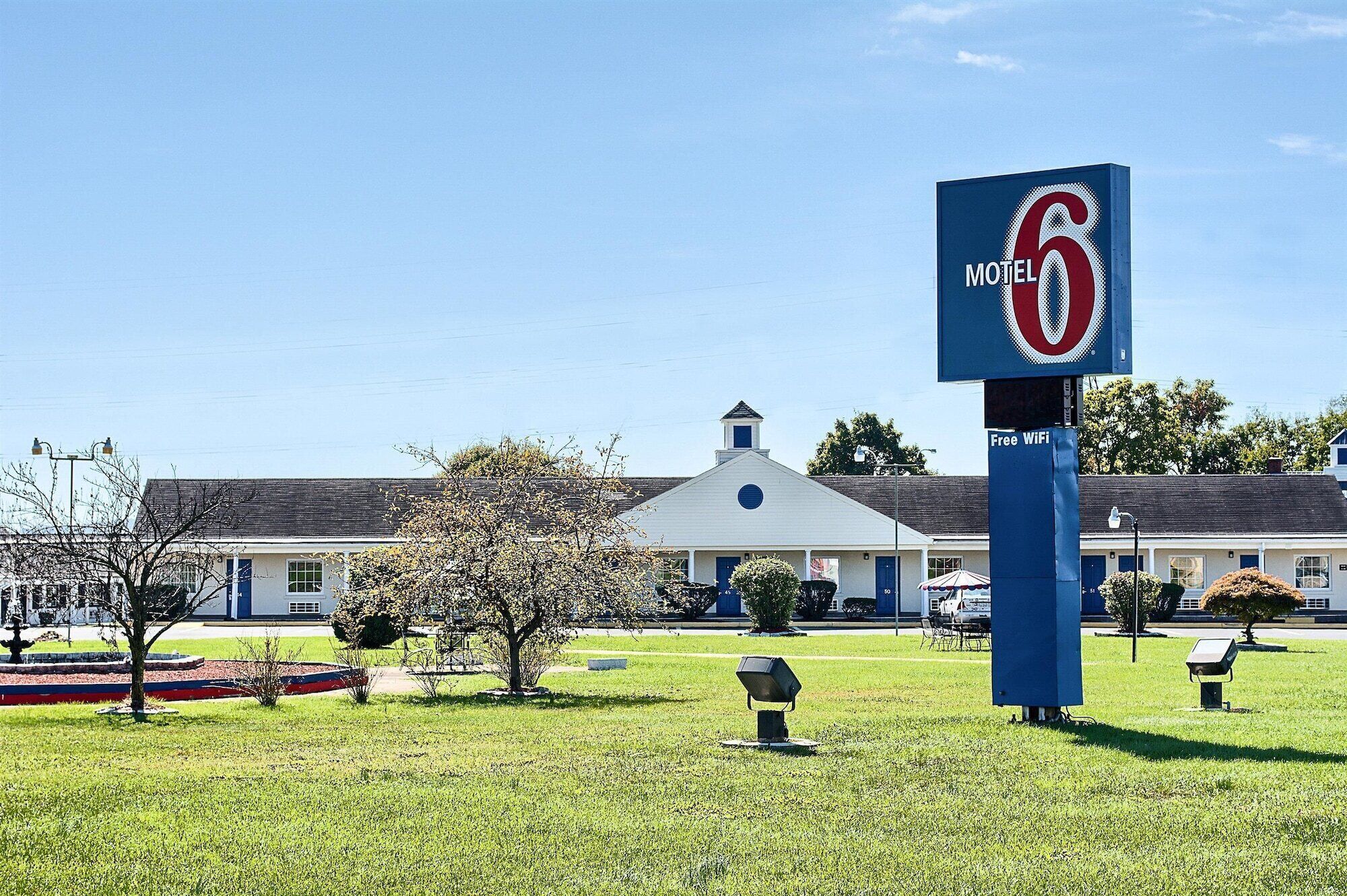 A motel sign with a number 6 and a Free WiFi symbol.