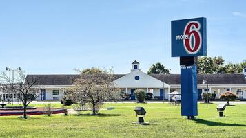 A motel sign with a number 6 and a Free WiFi symbol.