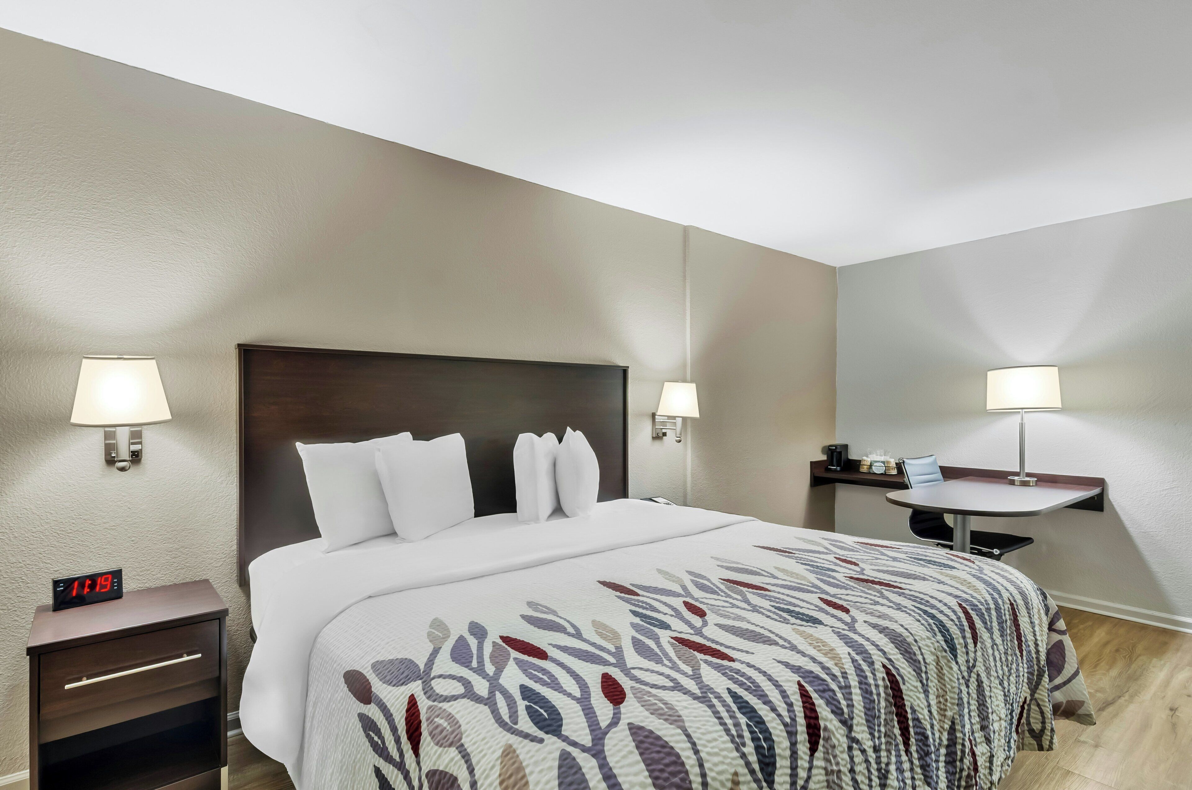 Habitación superior, 1 cama King size (Smoke Free) | Escritorio, cunas gratuitas, wifi gratis y ropa de cama 