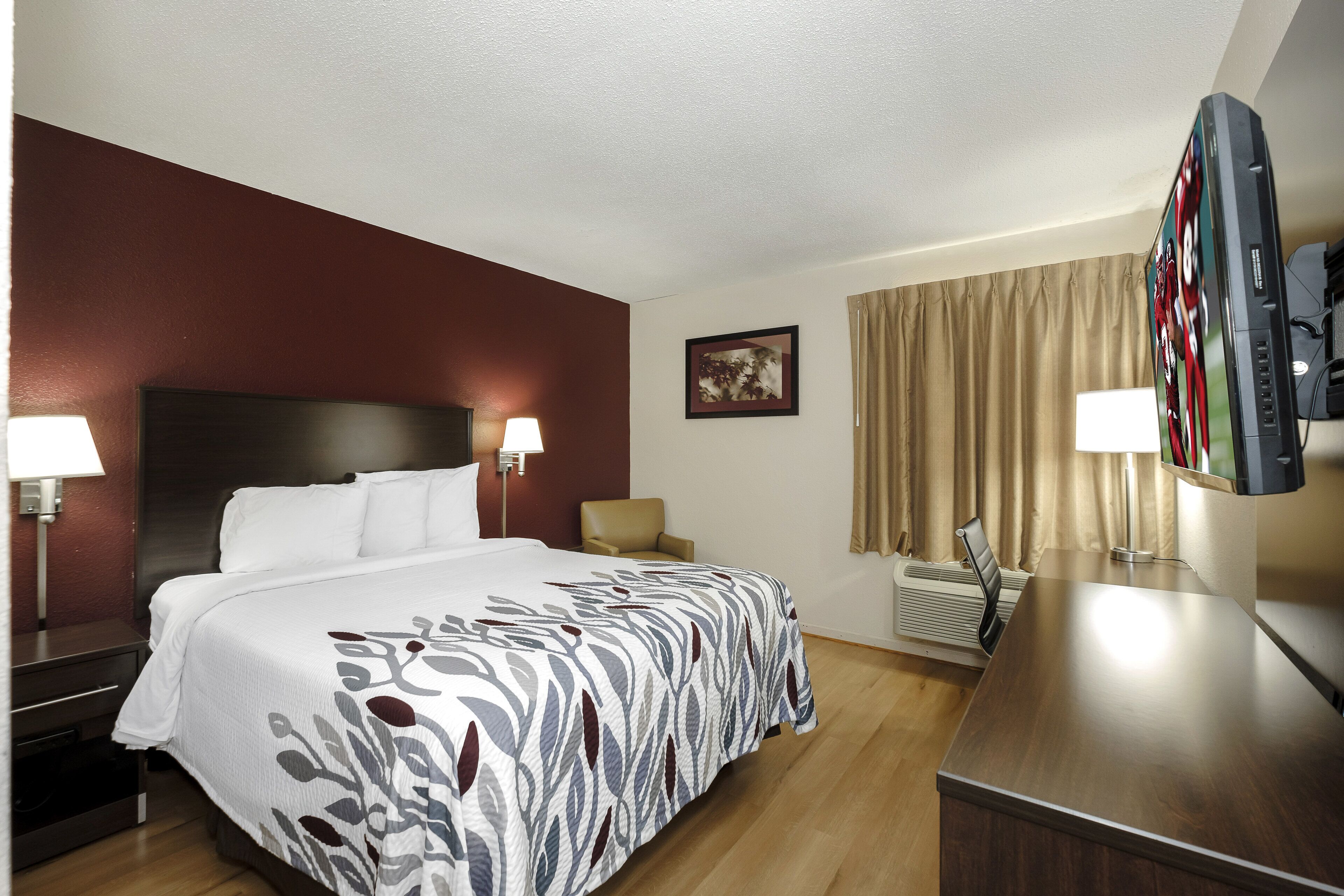 desk, free cots/infant beds, free wifi, bed sheets