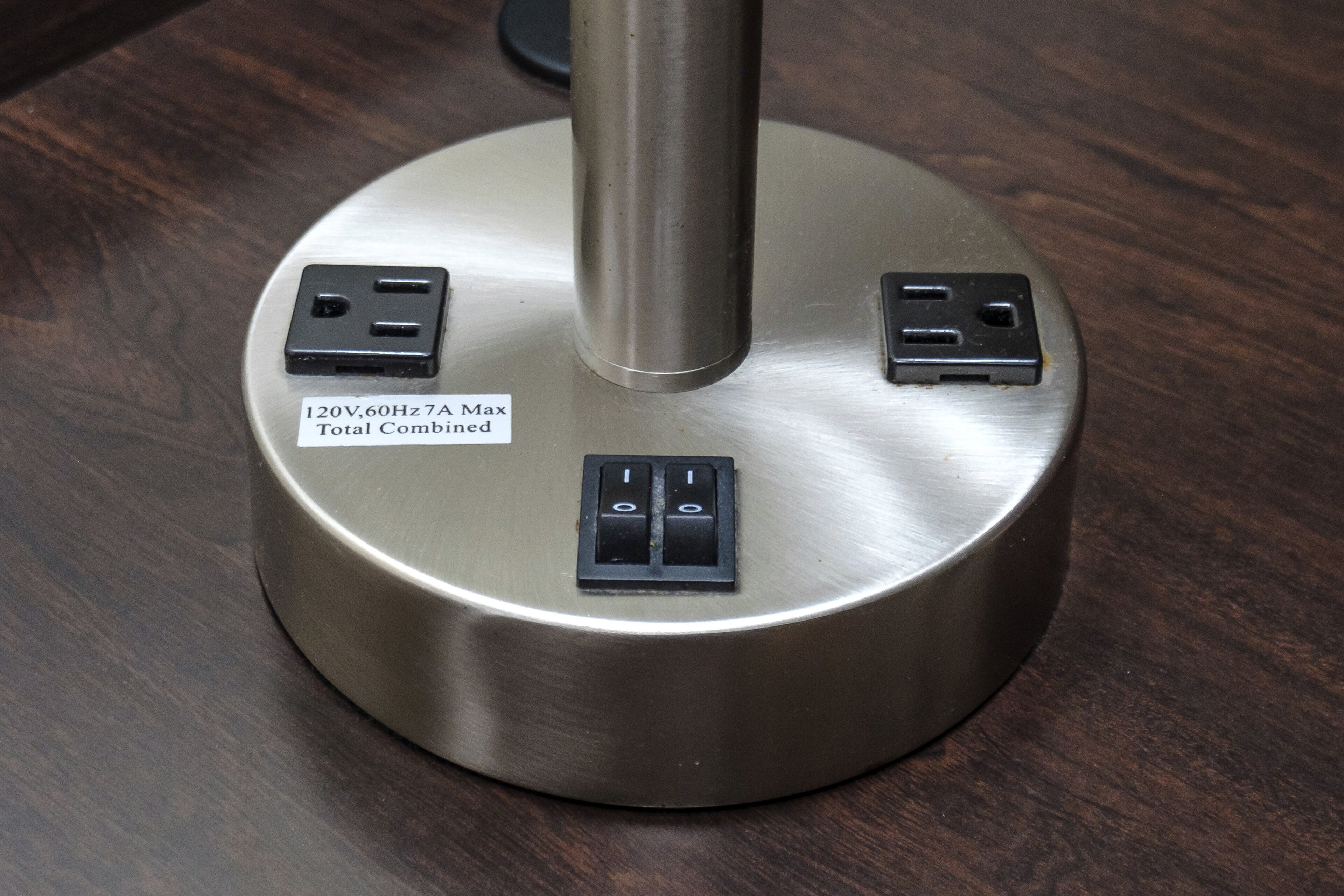 desk, free cots/infant beds, free wifi, bed sheets