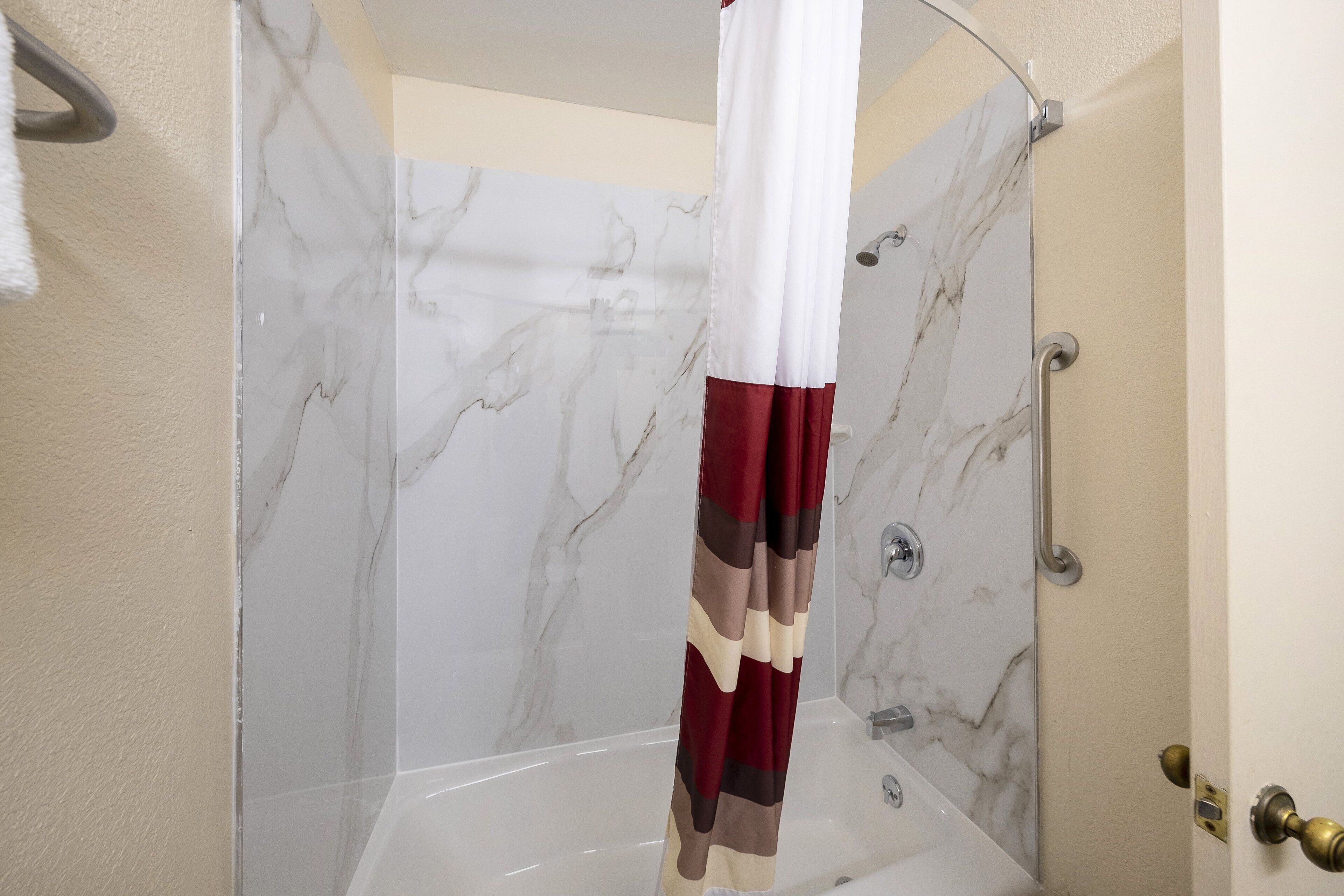 combined shower/bathtub, free toiletries, hair dryer, towels