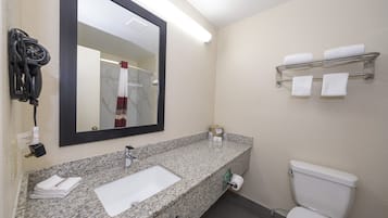 Ducha y bañera combinadas y artículos de higiene personal gratuitos