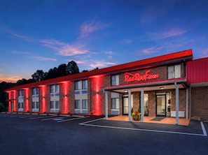 Front of property – evening/night - Red Roof Inn Hillsville (Hillsville)