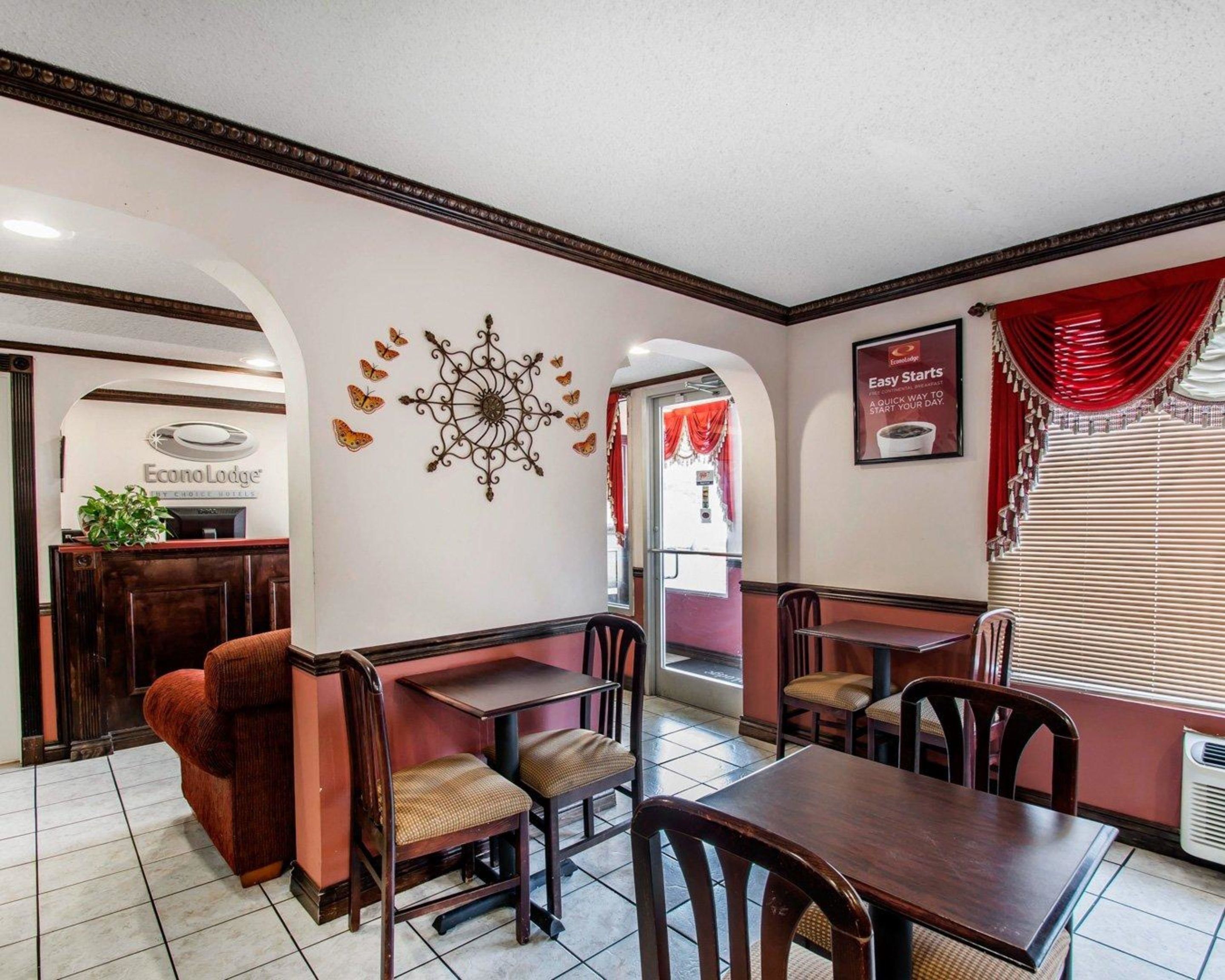 Free continental breakfast 