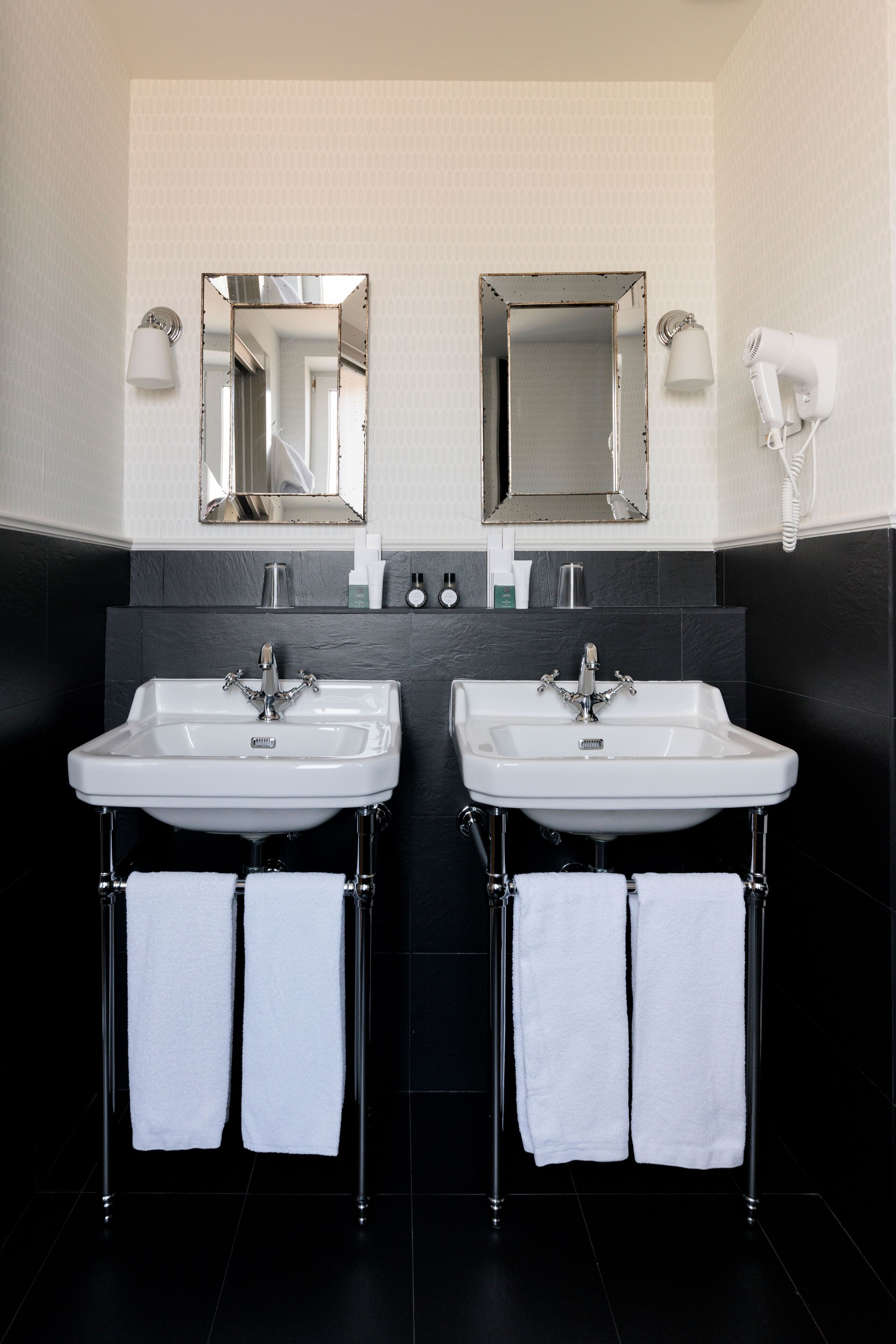 deluxe double or twin room | bathroom | free toiletries, hair dryer, bidet, towels