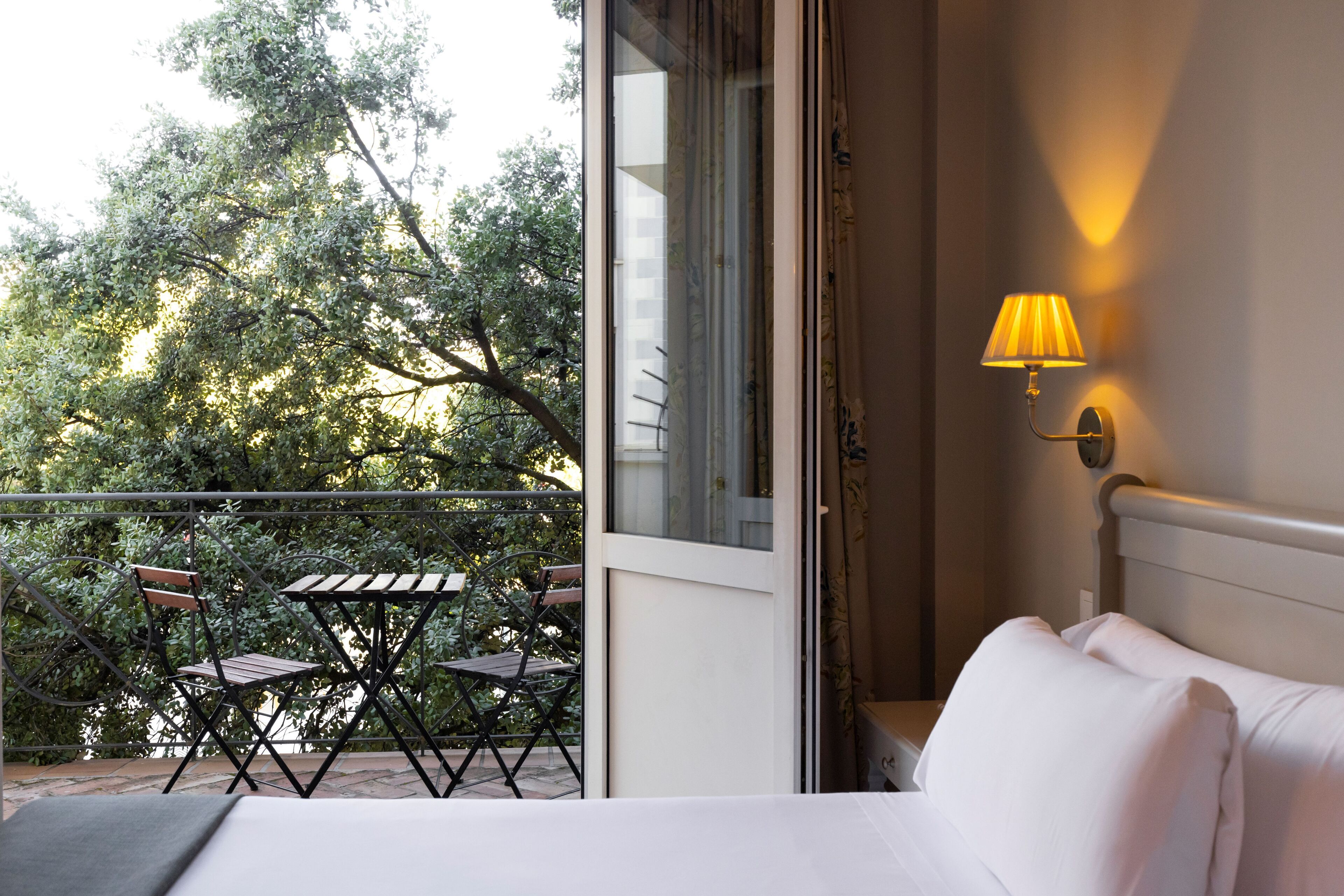 Habitación superior con 1 cama doble o 2 individuales, balcón | Minibar, caja fuerte, decoración individual y mobiliario individual