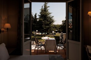 Camera Superior con letto matrimoniale o 2 letti singoli, balcone | 1 camera, minibar, cassaforte in camera, con stile personalizzato