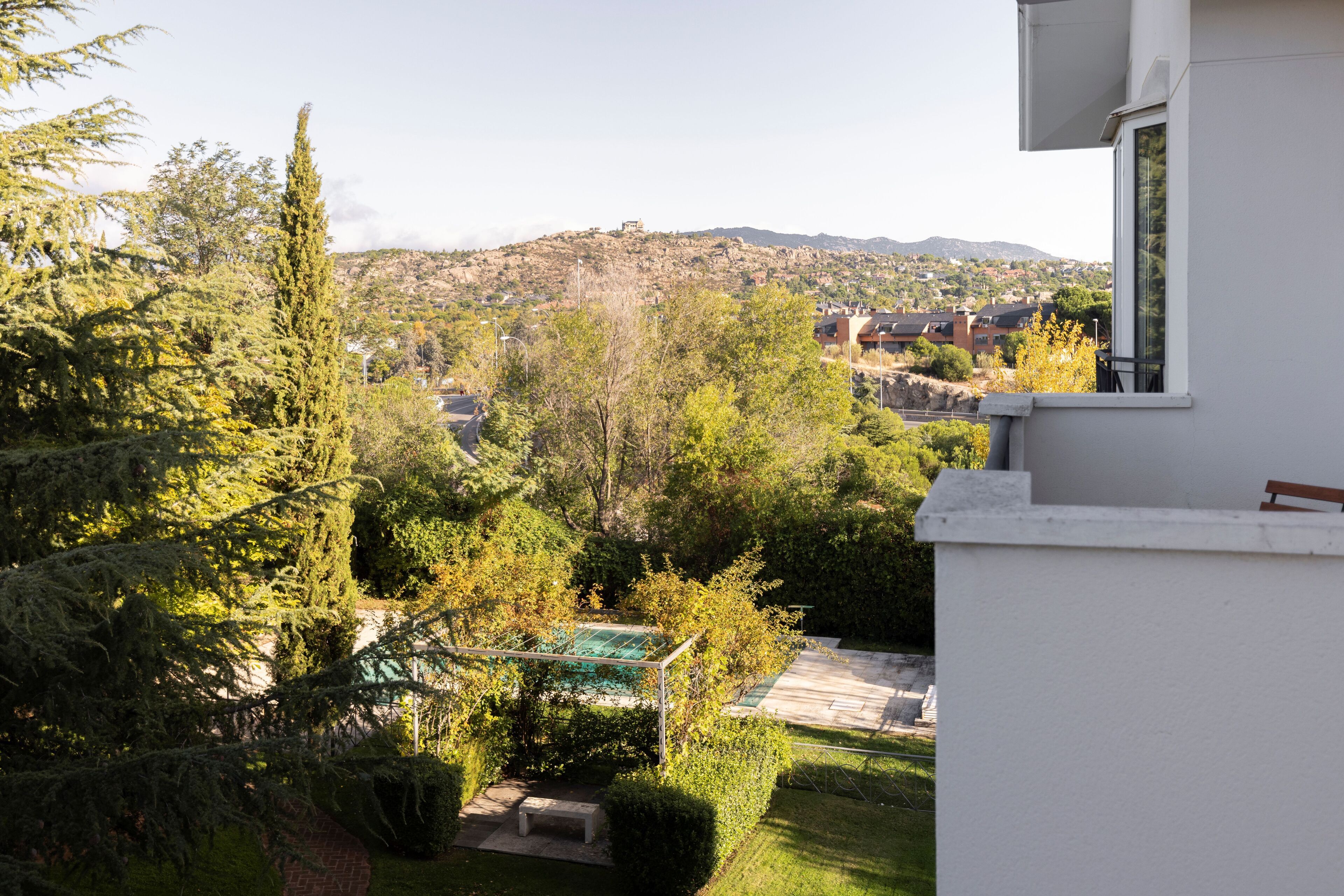 A residential area with a view of a hill and houses in the distance.