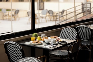 Petit déjeuner servi sur place