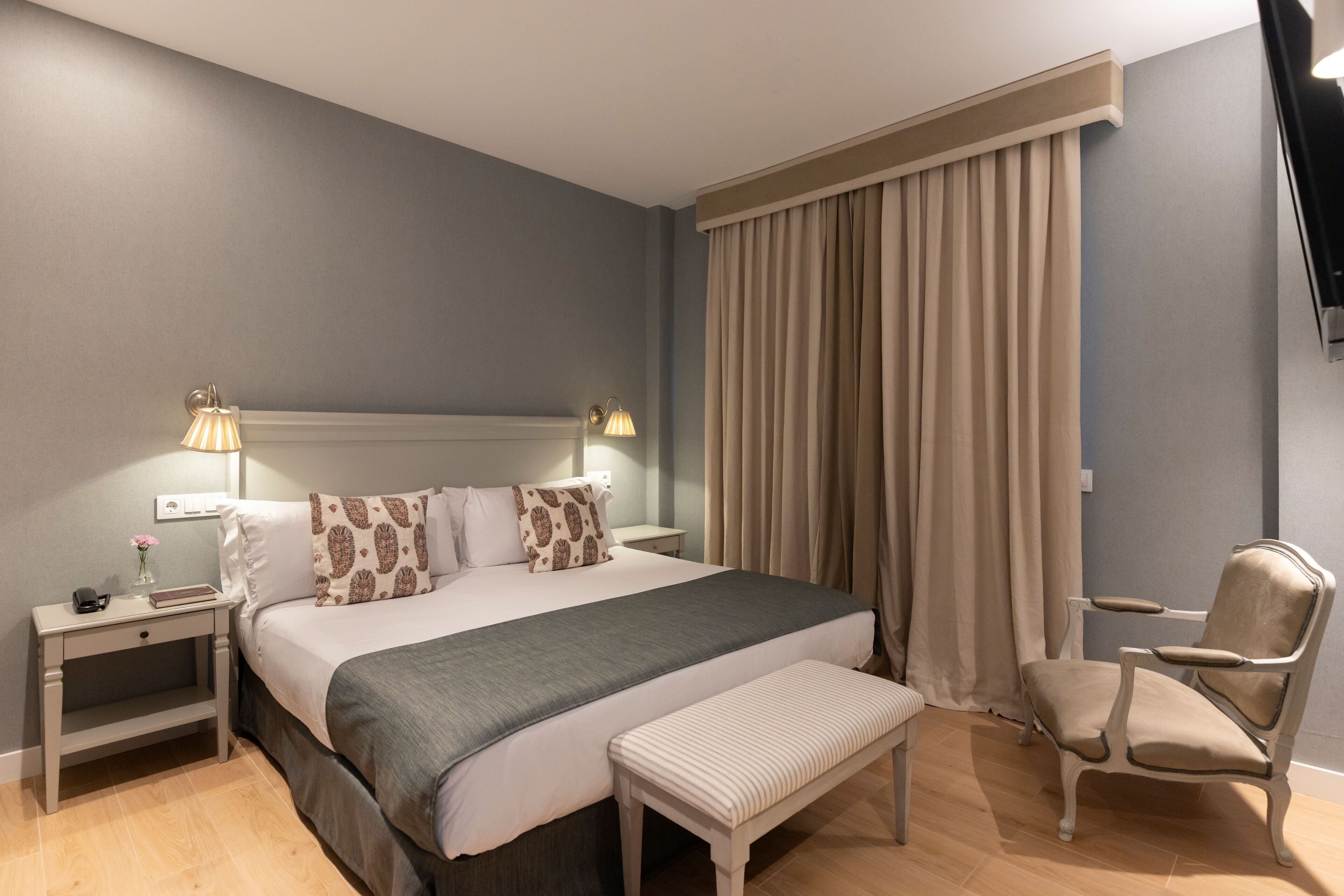 Junior suite, 1 kingsize bed met slaapbank, uitzicht op tuin | Een minibar, een kluis op de kamer, individueel gedecoreerd