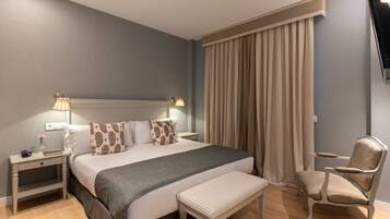 Junior suite, 1 kingsize bed met slaapbank, uitzicht op tuin | Een minibar, een kluis op de kamer, individueel gedecoreerd