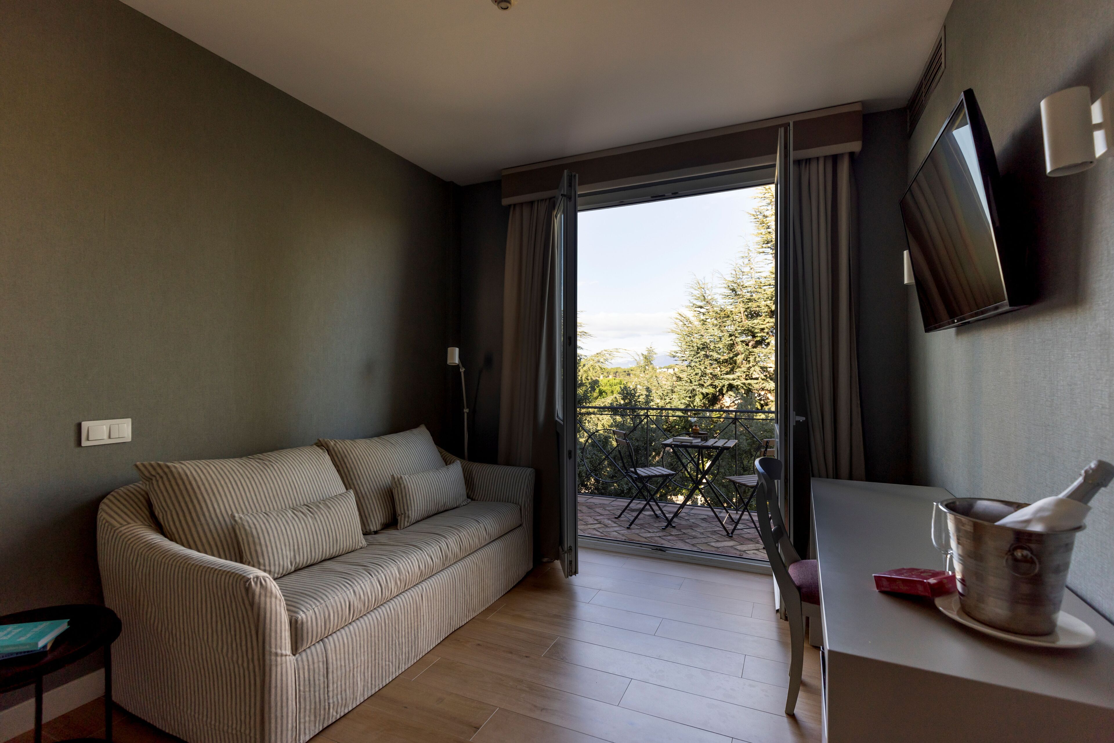 xxxxdisablexxxx | Minibar, in-room safe, individually decorated, individually furnished