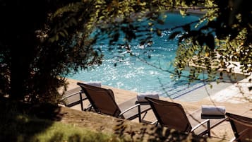 Una piscina al aire libre de temporada