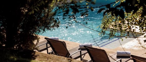 Una piscina al aire libre de temporada