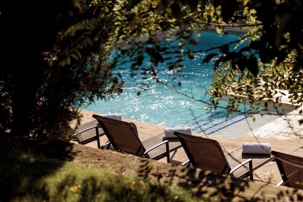 Una piscina al aire libre de temporada