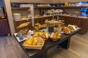 Daily buffet breakfast for a fee - Ambiotel (Tongeren)
