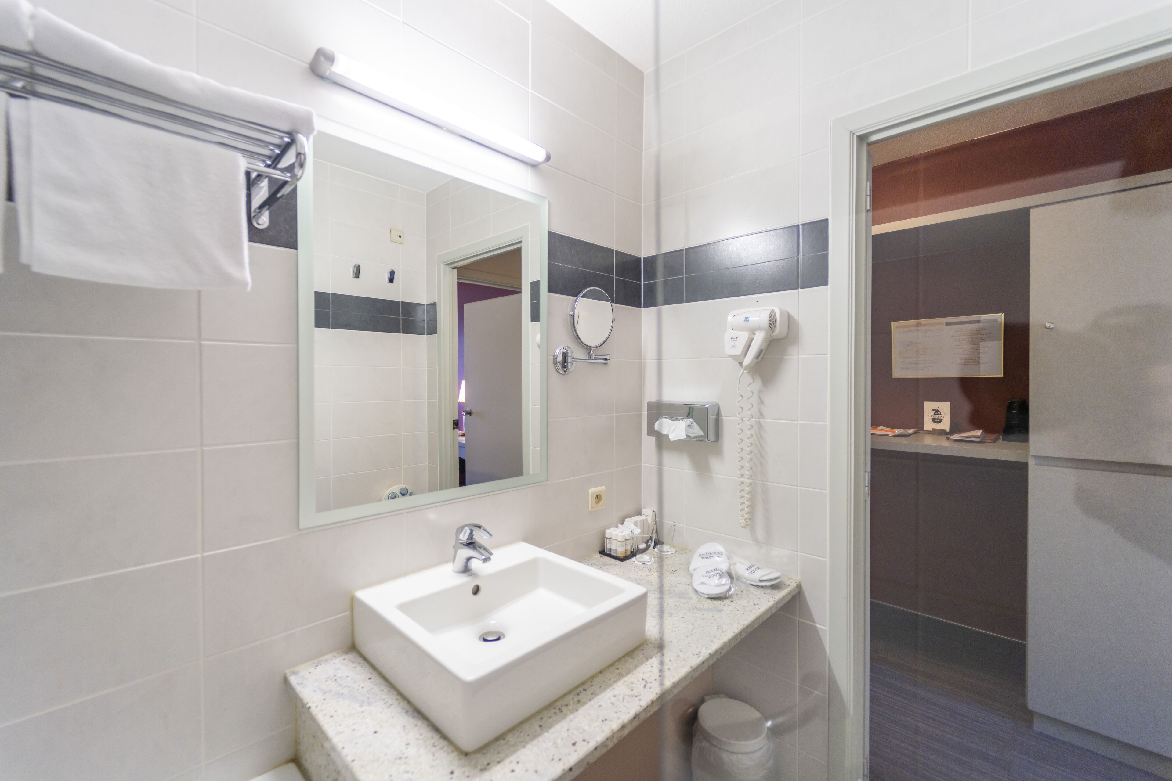 standard double or twin room | room amenity