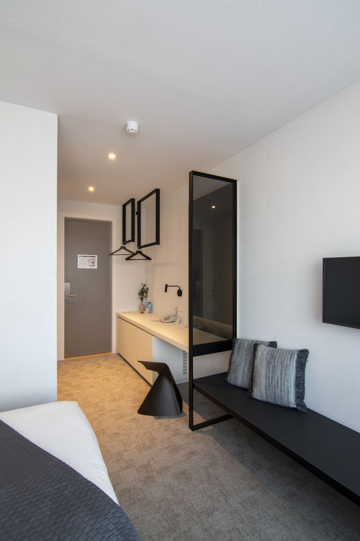 comfort room, 1 queen bed, balcony | cots/infant beds, rollaway beds, free wifi, alarm clocks