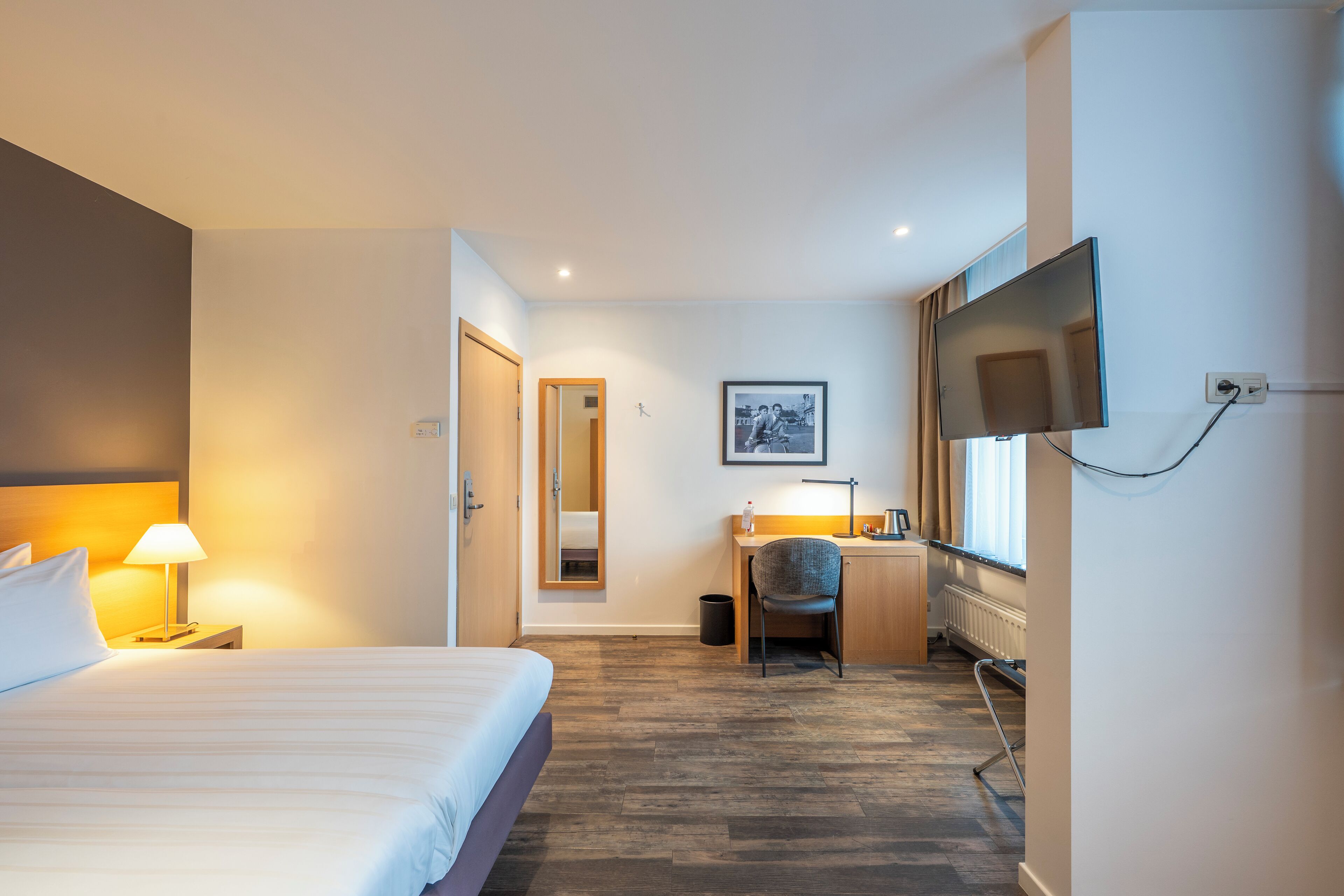 基本雙人房 | 客房內保險箱、書桌、筆電工作空間、遮光布/窗簾