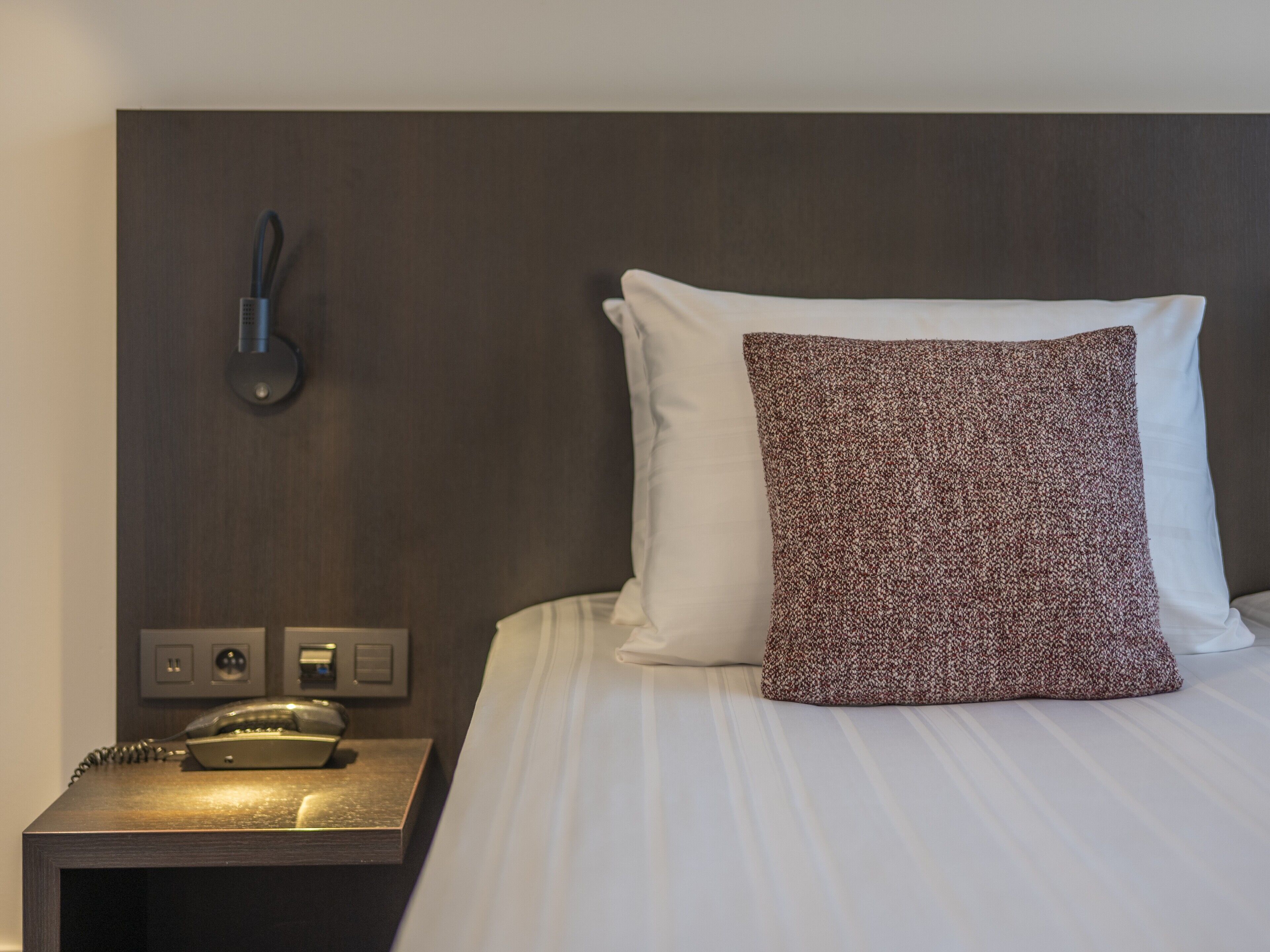 Yhden hengen huone | Tallelokero huoneessa, työpöytä