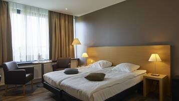 Cofres nos quartos, escrivaninha, espaço de trabalho para notebook