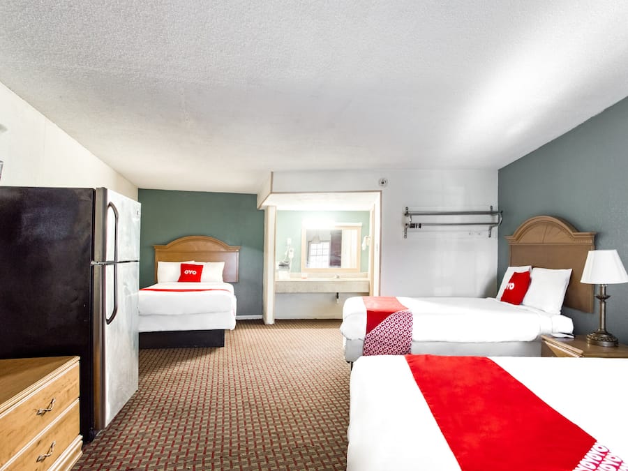 Escritorio, tabla de planchar con plancha, wifi gratis y ropa de cama