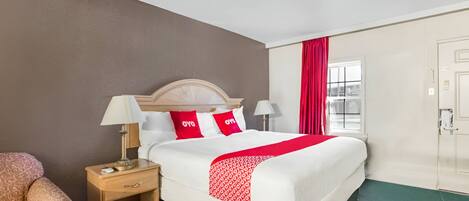 Een bureau, een strijkplank/strijkijzer, gratis wifi, beddengoed