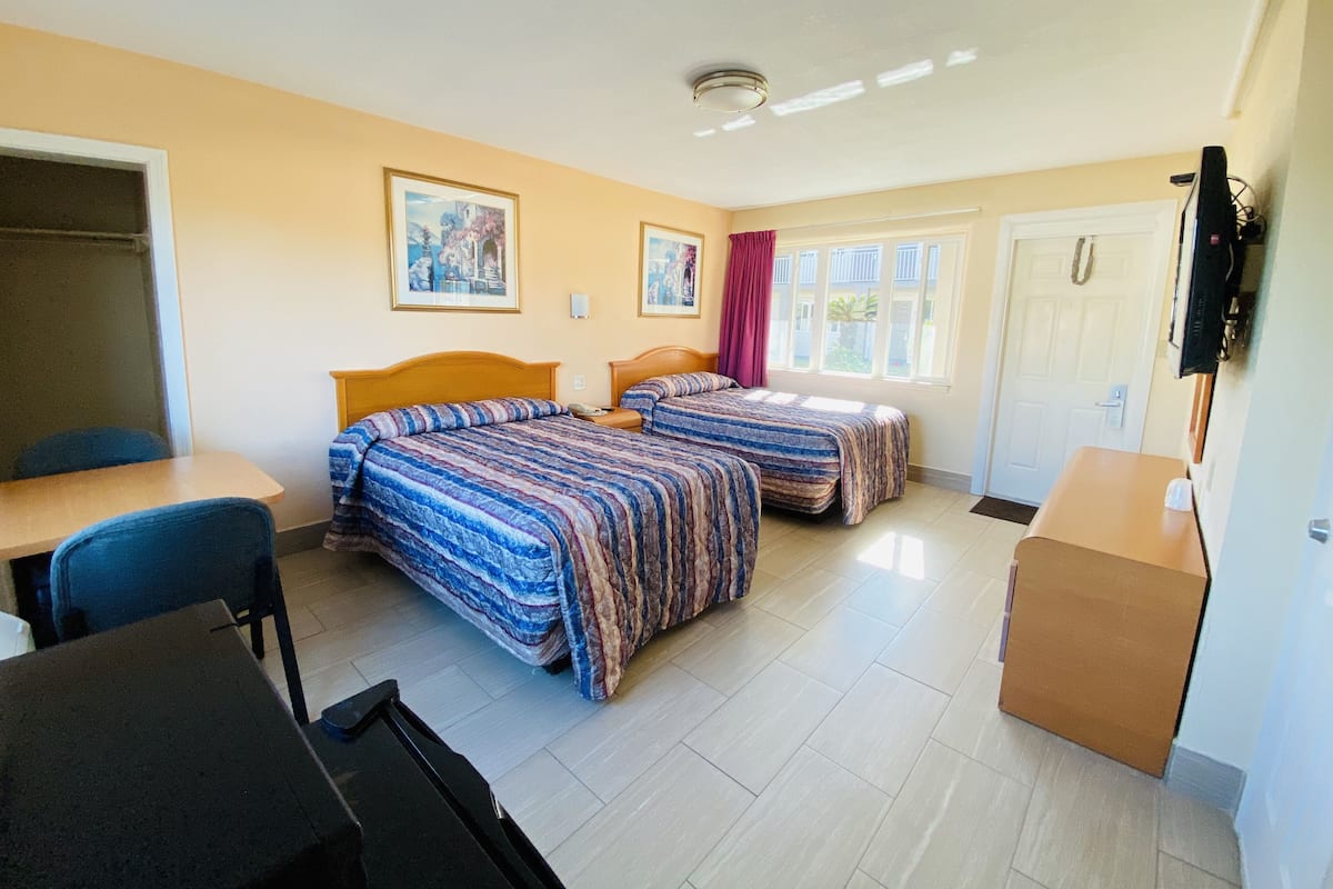 Standard Room, 2 Double Beds | Tende oscuranti, Wi-Fi gratuito, lenzuola