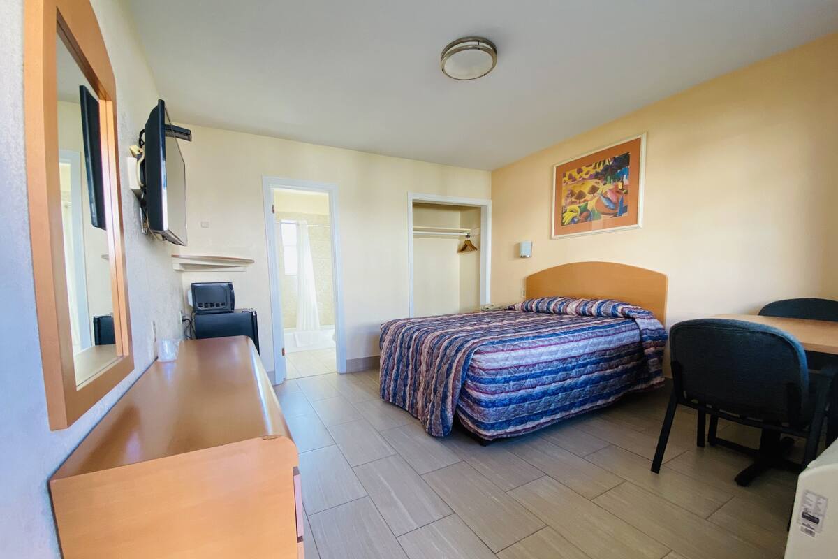 Standard Room, 1 Queen Bed | 遮光布/窗簾、免費無線上網、床單