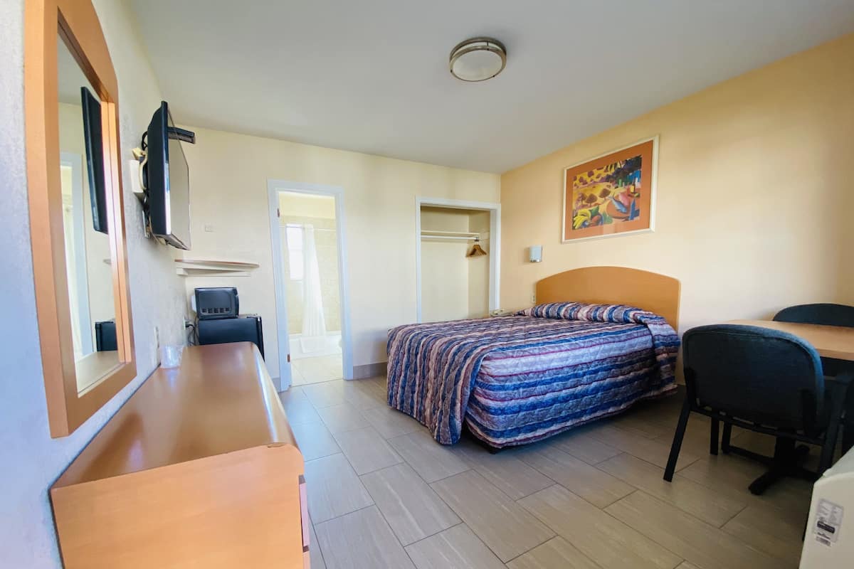 Standard Room, 1 Queen Bed | Tende oscuranti, Wi-Fi gratuito, lenzuola