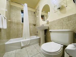 Standard Room, 2 Double Beds | Salle de bain | Ensemble douche/baignoire, sèche-cheveux, serviettes fournies