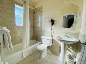 Combined shower/tub, hair dryer, towels