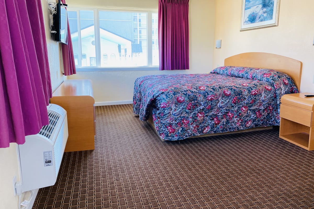 Standard Room, 1 King Bed | Tende oscuranti, Wi-Fi gratuito, lenzuola