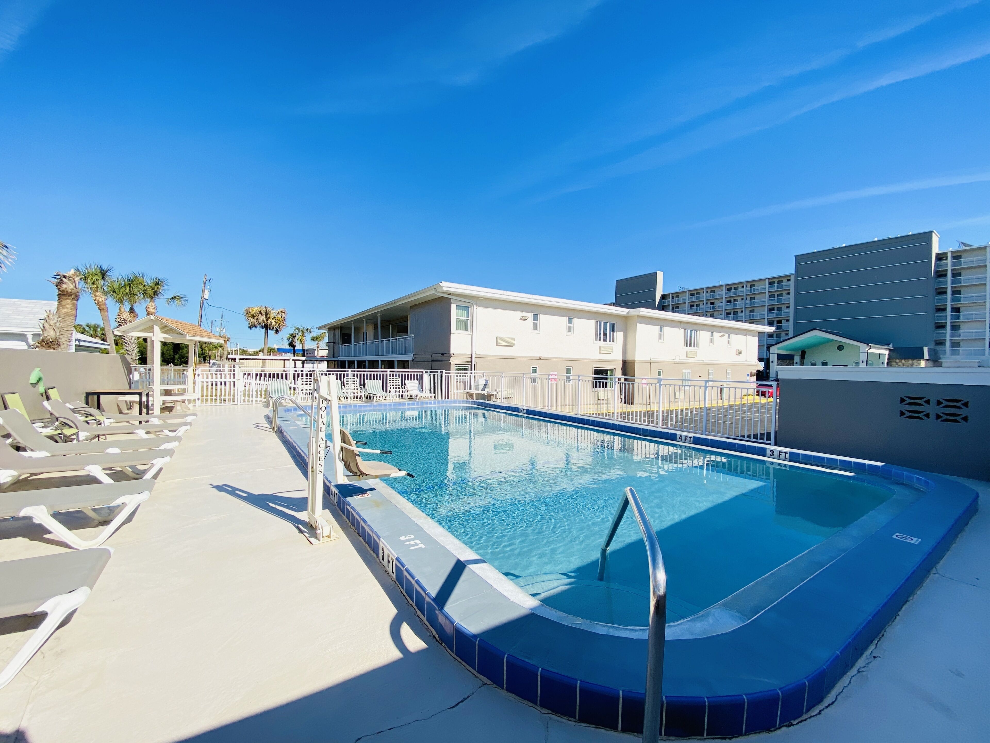 室外游泳池，提供日光浴躺椅