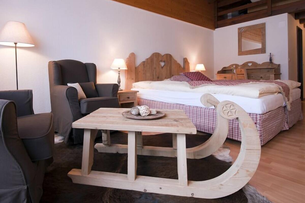 Hypo-allergenic bedding, minibar, in-room safe, desk