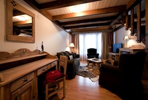 Suite Junior, balcon (Alpencharme) | Salle de séjour | Téléviseur à écran plat de 120 cm avec télévision par câble, téléviseur