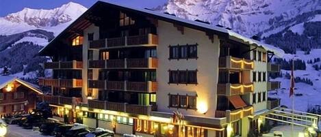 Facciata della struttura - sera/notte