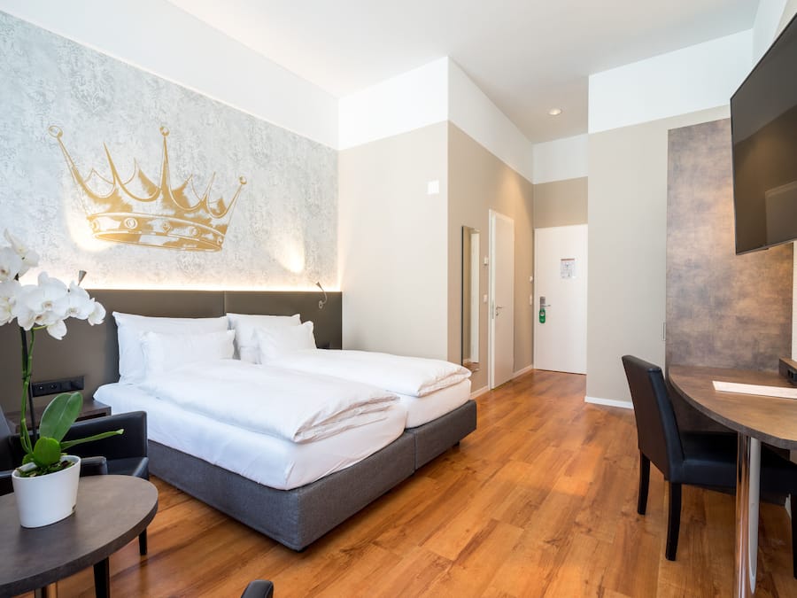 Standard Twin Room | Minibar, in-room safe, desk, blackout drapes