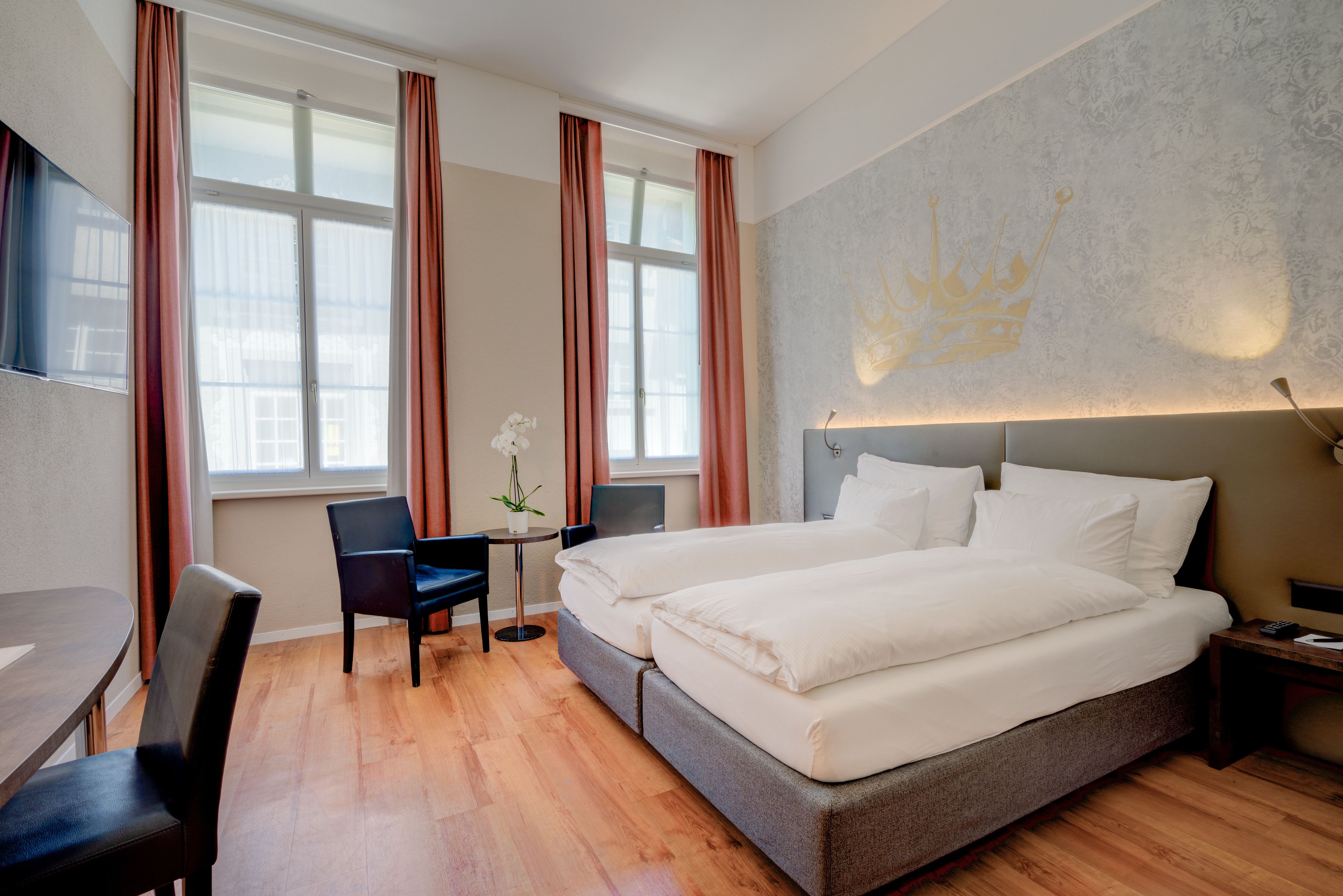 standard twin room | minibar, in-room safe, desk, blackout curtains