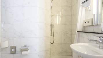 Standard Twin Room | Bathroom | Free toiletries, hair dryer, towels, soap