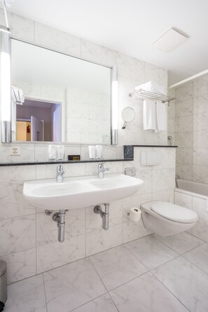 Firemannsrom | Bad | Toalettartikler (inkludert), hårføner, håndklær og såpe