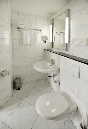 Standard Twin Room | Bathroom | Free toiletries, hair dryer, towels, soap