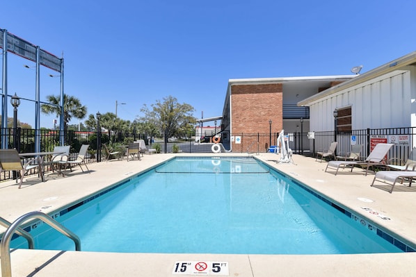 Outdoor pool - OYO Hotel Valdosta GA I-75 (Valdosta)
