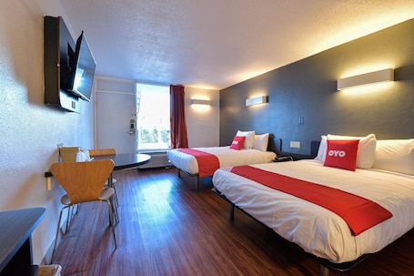 Tabla de planchar con plancha, wifi gratis y ropa de cama